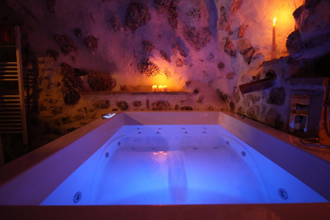Santo'S House Luxury - Idromassaggio E Doccia Emozionale Villa Santo Stefano Di Sessanio Exterior photo